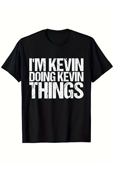 NOURAM تي شيرت بطباعة جرافيك "I'm Doing Kevin Things" - طباعة نصية بيضاء جريئ...