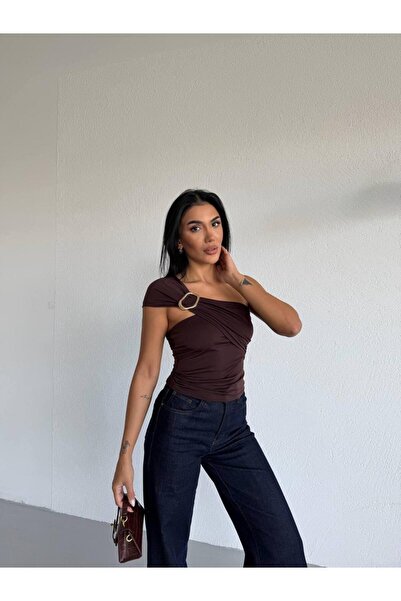 tek omuz bluz, slim fit bluz, sandy kumaş bluz, tokalı bluz, kahverengi bluz, kadın bluz, şık bluz, trend kadın giyim