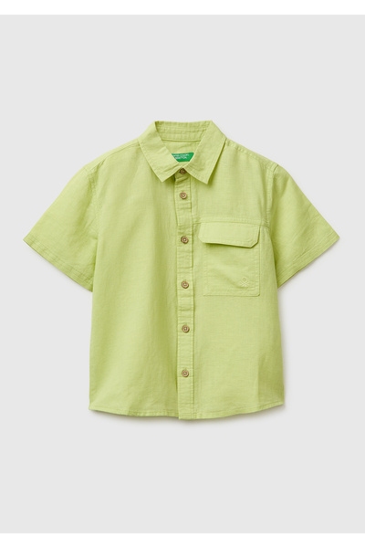 United Colors of Benetton قميص للأولاد بأكمام قصيرة وشعار أصفر مطرز وجيوب وأز...