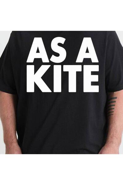 17 seramik تي شيرت أسود بأكمام قصيرة مع نص جريء بعبارة 'AS A KITE'، تصميم أني...