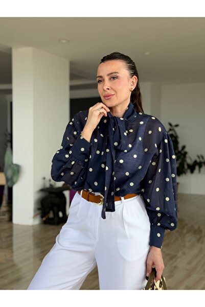 AYSEGUL SOZKESEN Kadın Bağlama Detaylı Puantiyeli Lacivert Renk Tül Gömlek