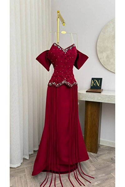 NALA FASHION فستان بلون أحمر غامق (عنابي/برغندي) يمنحه طابعاً ملكياً وجذاباً