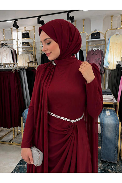 Butik Bordo Double Kumaş Taş Detaylı Omuzdan Pelerinli Abiye Modelimiz