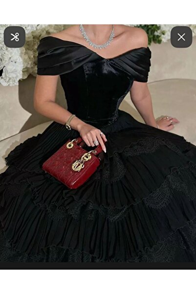 FASHION فستان أسود أنيق بتوب ساتان مكشوف الأكتاف وتنورة بليسه طبقات متداخلة م...