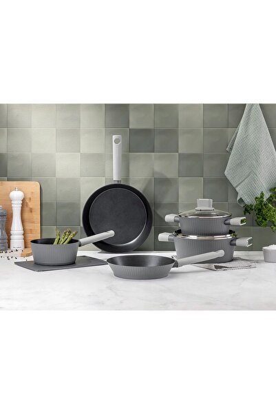 FLORINA OALĂ TRADIȚIONALĂ din aluminiu cu capac Serrano 20cm 2,1L