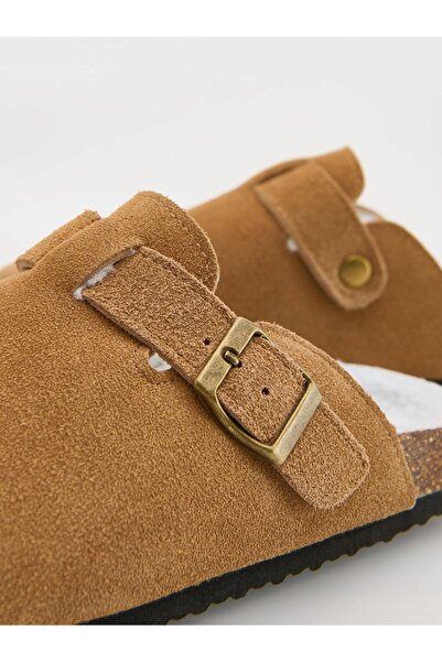 NO BRAND Papuci tip mule din piele maro, izolați, cu cataramă, 32
