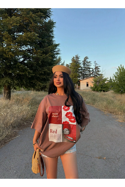 kırmızı butiks Smeđa crvena majica sa širokim printom