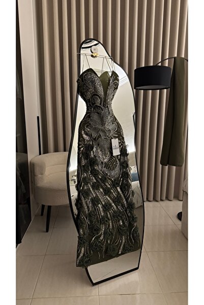 Nareen Fashion فستان سهرة أسود فاخر بتصميم ضيق يبرز جمال القوام، مزين بتطريزا...