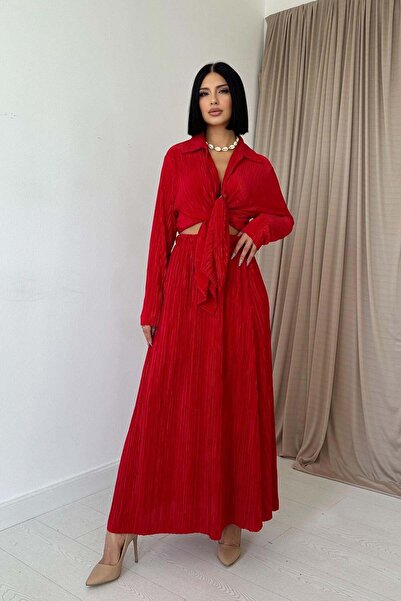 Moda Days طقم نسائي أحمر اللون - قميص علوي وتنورة طويلة بتفاصيل مضلعة وربطة ع...
