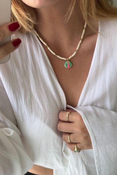Trendy Butik قلادة من الخرز الأبيض مع شكل محار ملون