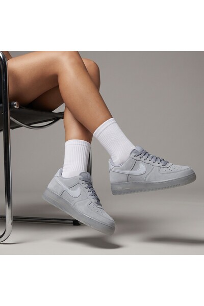 Nike حذاء رياضي Air Force 1 LV8 باللون الرمادي (مقاس ضيق)