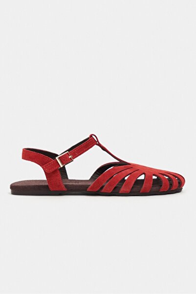 NİŞANTAŞI SHOES صندل نسائي من أرمان مصنوع من الجلد السويدي الأحمر مع تفاصيل م...