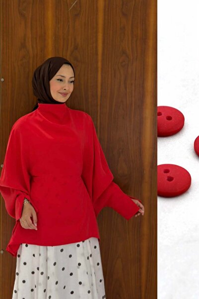 Faya Boutique بلوزة كلارا بأكمام خفاشية غير متماثلة باللون الأحمر