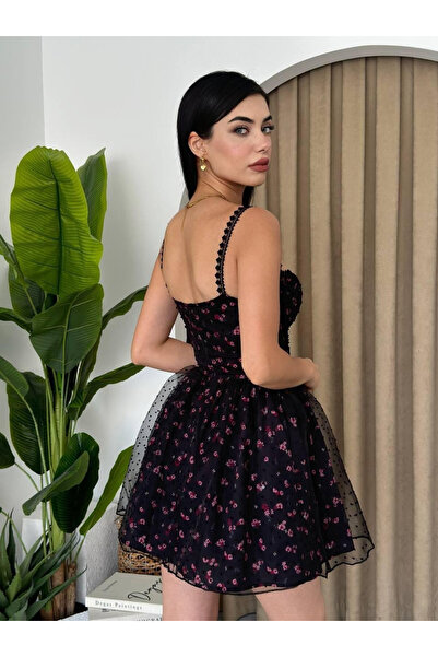 Clothes Fast فستان نسائي قصير أسود بياقة مربعة وحزام، مزين بنقشة الزهور، مع ت...