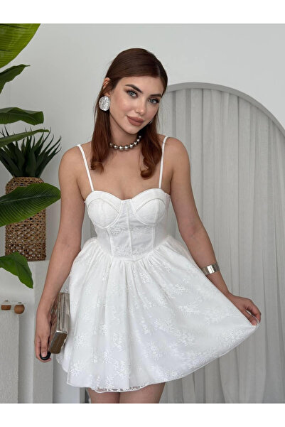 Clothes Fast فستان نسائي أبيض قصير بحمالات وياقة على شكل قلب وتصميم كورساج مز...
