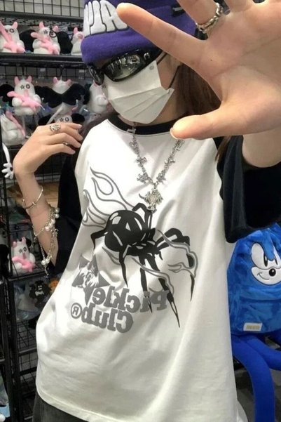 STİLLEX تي شيرت أبيض للجنسين باللون الأسود من Raglan Spider Pickle Club - مين...