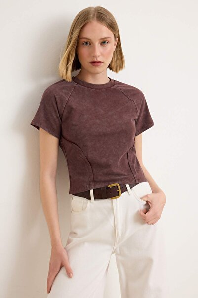 Συλλογή Trendyol Καφέ ίσιο πλεκτό μπλουζάκι με λαιμόκοψη ποδηλατικού τύπου, μ...