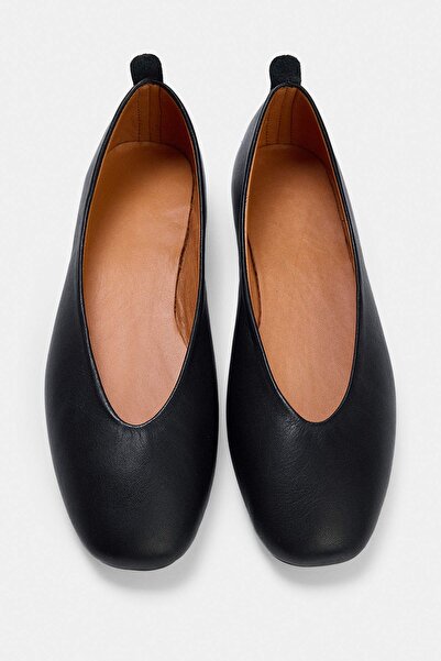 TRENDYOL SHOES حذاء باليرينا نسائي من الجلد الطبيعي باللون الأسود TAKAW27BE00005