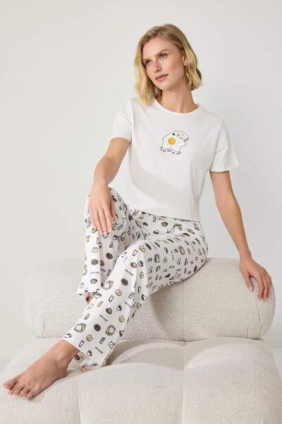 Trendyol Collection طقم بيجامة محبوكة من القطن الأبيض بنمط ترفيهي THMAW27PT00055