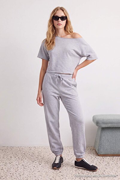 Trendyol Collection طقم سترة وبنطلون محبوك من القطن المرن ذو ياقة غير متماثلة...