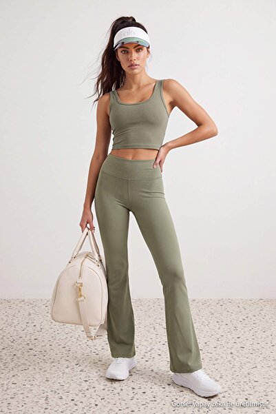 Trendyol Collection بلوزة رياضية محبوكة من القماش الناعم باللون الكاكي THMSS2...