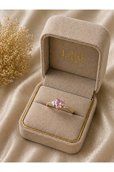 Lilith Takı 💖   خاتم قابل للتعديل مرصع بالأحجار على شكل قلب أنيق - أجمل أشكا...