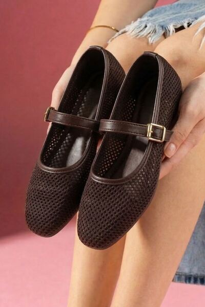 FUGA MODA Καφέ πλεκτά παπούτσια Avila με χρυσή αγκράφα και λουράκι στη μέση