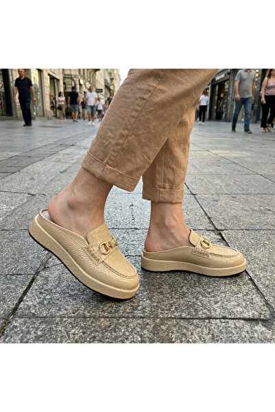 Oneka Shoes شبشب نسائي يومي من نوع سابو باللون البيج من الجلد اللامع المجعد 2...