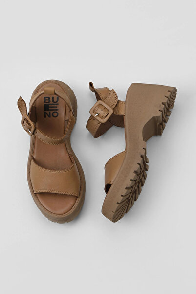 Bueno Shoes Sandale cu toc cu pană pentru femei din piele maronie 01wy12600