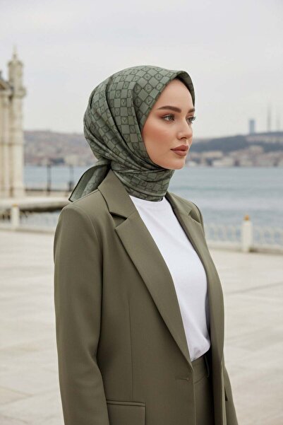 Vissona %100 Twill İpek Monogram Desenli Çağla Yeşili Renkli 90x90 Eşarp Diki...
