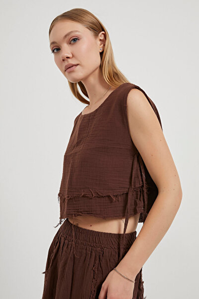 Arma Life Armalife 7041, a women's blouse with lace detail and detailled slub...