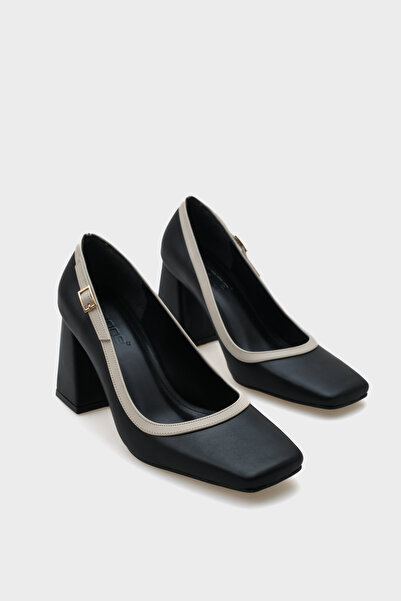 Capone Outfitters حذاء نسائي بإبزيم وكعب متوسط ​​من Penny Blunt Toe