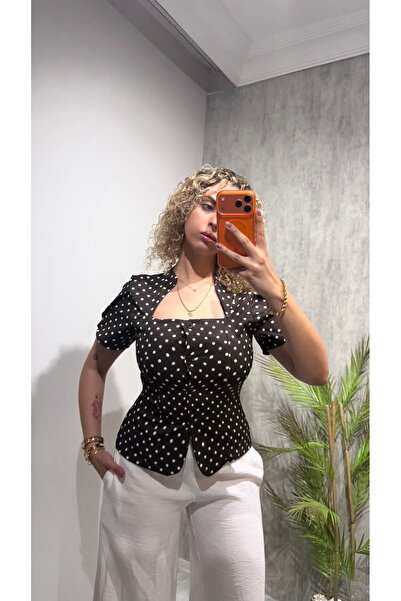 BELİS WEAR Kadın Puantiyeli Göğüs Dekolteli Retro Bluz - Pencere Yaka Kısa Kol