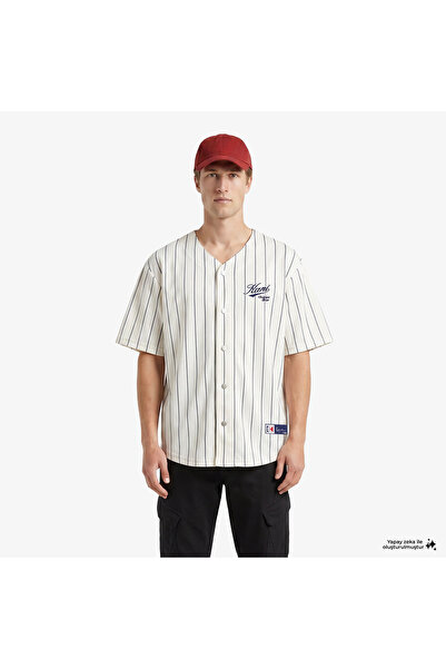 KARL KANI قميص بيسبول أبيض للرجال من Cursive Varsity Pinstripe Cropped Baseball