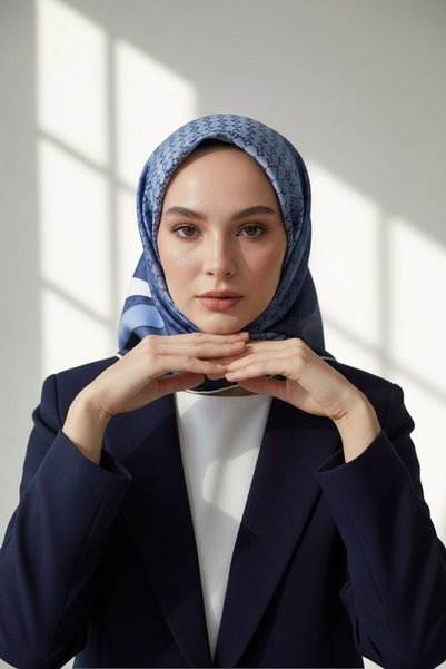 Vissona 100% Twill حرير متدرج منقوش باللون النيلي - لون أزرق فاتح 90x90 وشاح زراعة الشكل: خياطة يدوية