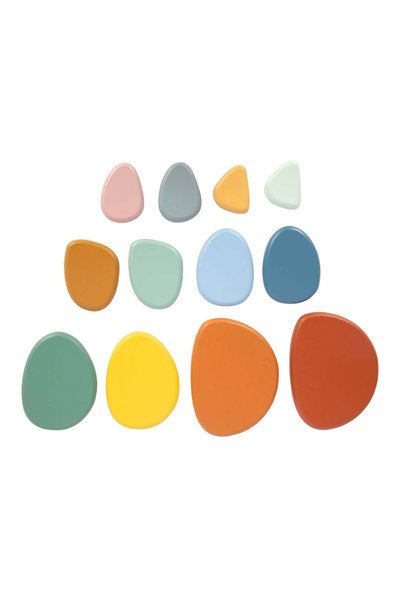 Small Foot Pietre de râu pentru echilibru Montessori FSC 100% – Set de 12 piese din lemn certificate, culori delicate, formă neregulată, Pietre de meditație