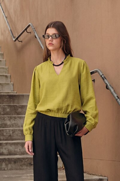 armonika Γυναικεία μπλούζα σε πράσινο χρώμα φιστικιού με λαιμόκοψη σε σχήμα V...