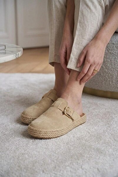 Fox Shoes Y596148502 شبشب سابو من الجلد السويدي البيج مغلق من الأمام