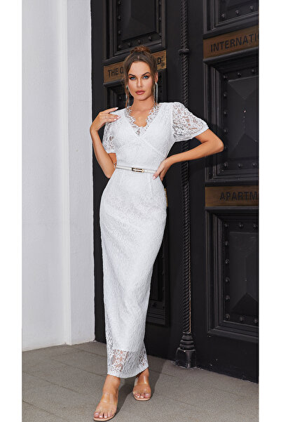Independent White Lace Dress with a High-End Cut and a Feminine Touch