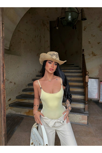 kırmızı butiks Body cu accesorii galbene