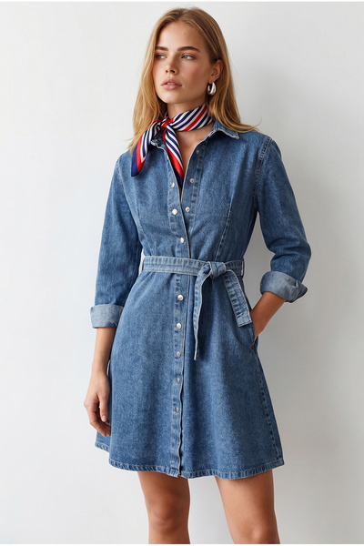 Olalook Rochie din denim evazată, albastru deschis, cu curea și buzunare, pen...
