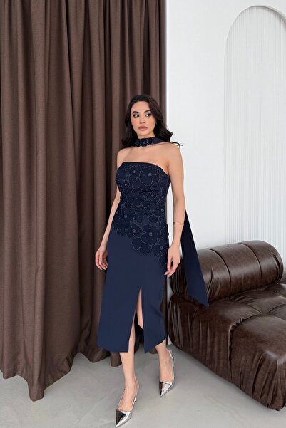 Serica Moda فستان سهرة ميدي بدون حمالات باللون الأزرق الداكن مع ياقة على شكل ...