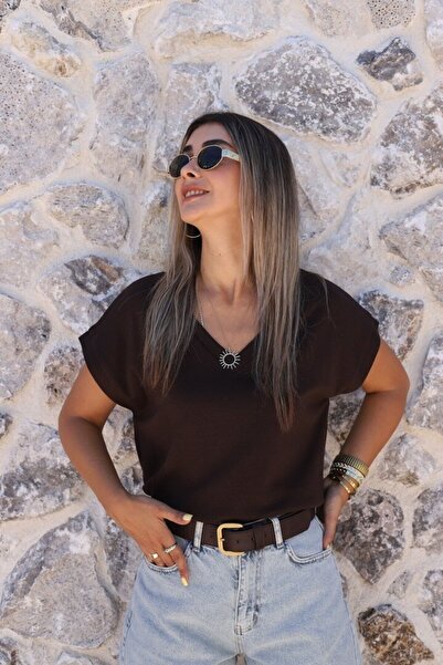 bytugcekaya قميص مودال بني اللون برقبة على شكل حرف V
