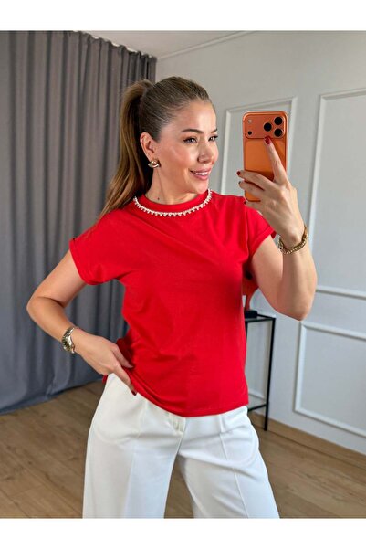 Size Özgü Kırmızı Yaka Su Yolu Taşlı Tshirt
