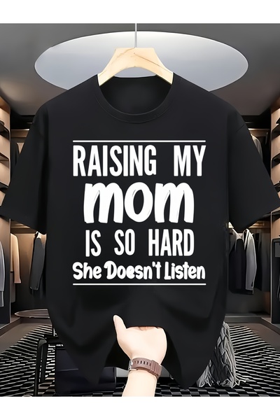 NOURAM تي شيرت صيفي للرجال والنساء بطبعة "RAISING MY MOM IS SO HARD SHE DOESN...