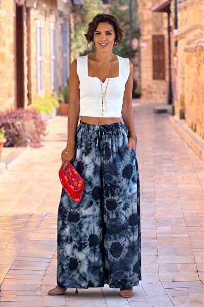 Nevin Kaya Moda بنطلون بالازو باللون الأزرق مع نمط الباتيك