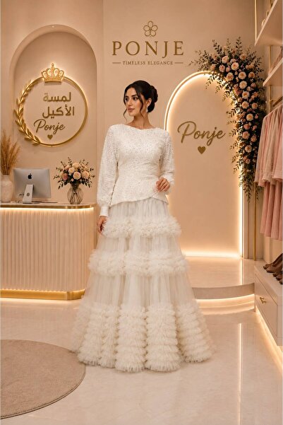 genric Luxurious White Dress That Embodies High-End Elegance