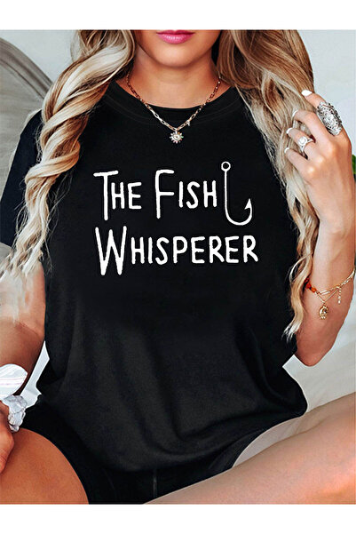 01THEONE تي شيرت نسائي مطبوع عليه The Fish Whisperer برقبة دائرية وأكمام قصير...