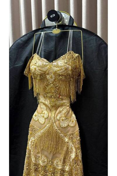 FASHION فستان ذهبي طويل مطرز ببراعة بالخرز والشرابات البراقة بأسلوب كلاسيكي ف...