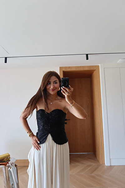Özge Özgenç مشد بتصميم مرصع بالأحجار